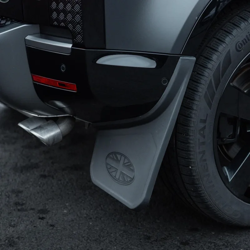Land Rover Defender 110 V8 Side Steps & Mud Flaps