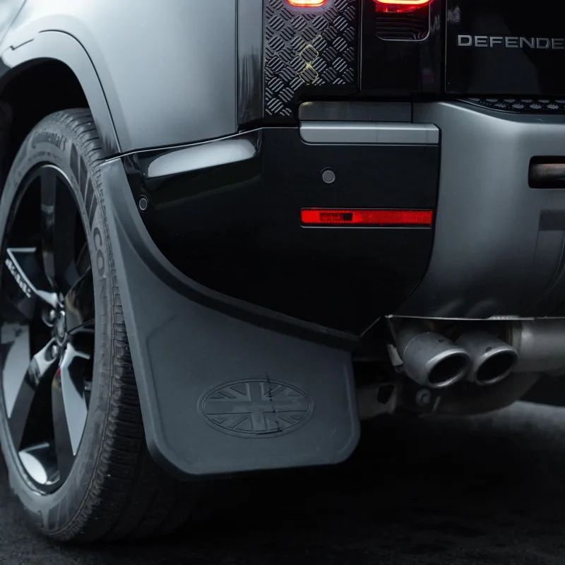 Land Rover Defender 110 V8 Side Steps & Mud Flaps