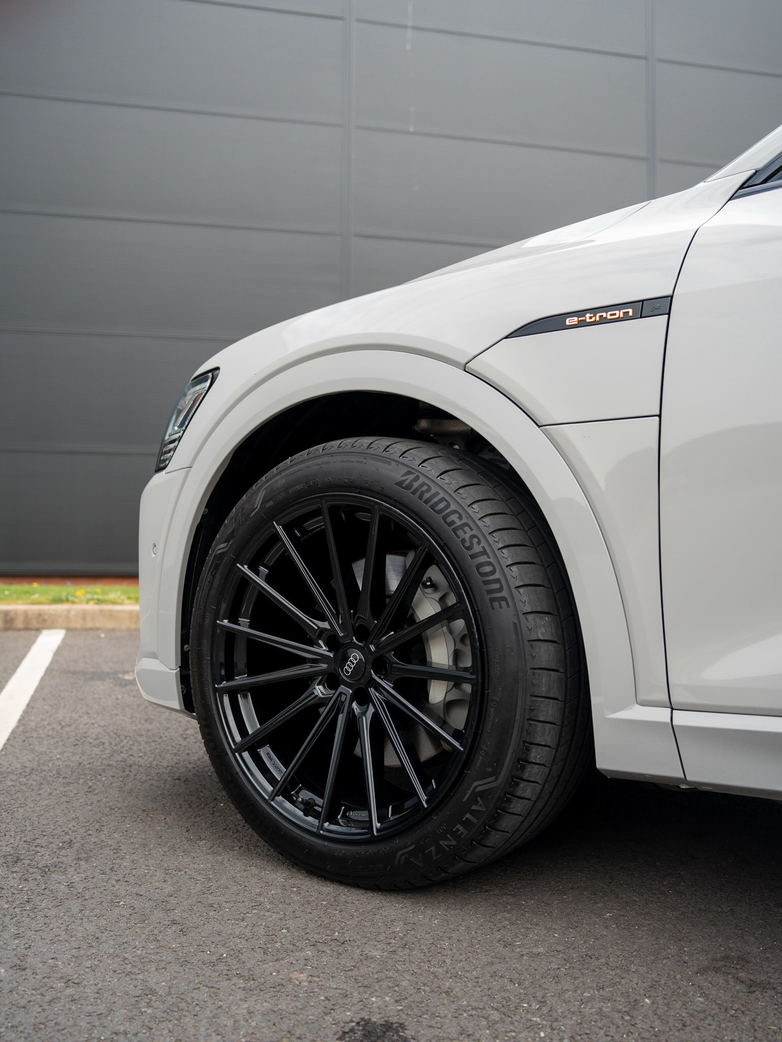 Black 21-inch Brock B43 multi-spoke alloy wheel fitted to the Crayon-wrapped Audi e-tron